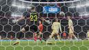 Pemain Portugal, Cristiano Ronaldo, mencetak gol ke gawang Spanyol pada laga final UEFA Nations League 2025 di Allianz Stadium, Senin (09/06/2025) dini hari WIB. (AP Photo/Martin Meissner)
