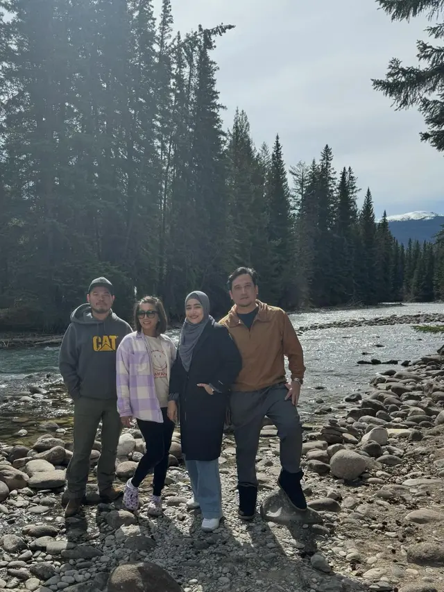 Cindy Fatikasari dan keluarga di Kanada (Instagram/cindyfatikasari18)