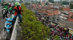 Warga mengabadikan suasana di kawasan Tanah Abang, Jakarta, Kamis (11/5). PKL memanfaatkan Libur Waisak untuk kembali berdagang kembali di trotoar sehingga menyebabkan kemacetan. (Liputan6.com/Gempur M Surya)