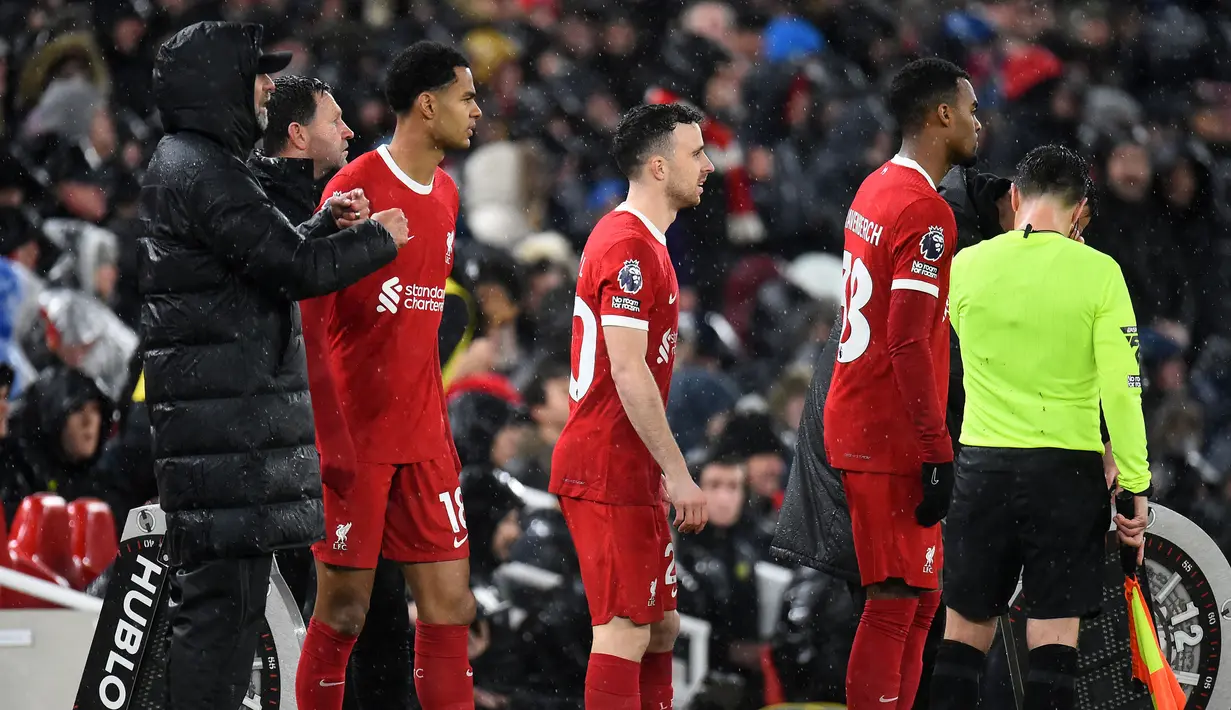 Pelatih Liverpool, Jurgen Klopp (kiri) melakukan pergantian beberapa pemain pada laga lanjutan Liga Inggris 2023/2024 melawan Newcastle di Anfield, Liverpool, Inggris, Selasa (02/01/2024) dini hari WIB. (AFP/Peter Powell)
