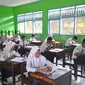 Siswa SMP menggarap USBN. (Foto: Liputan6.com/Muhamad Ridlo)