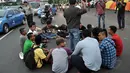 Dalam aksinya, sempat terjadi kemacetan karena massa membuat lingkaran dan duduk di tengah jalan, Jakarta, (23/9/14). (Liputan6.com/Miftahul Hayat)