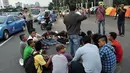 Dalam aksinya, sempat terjadi kemacetan karena massa membuat lingkaran dan duduk di tengah jalan, Jakarta, (23/9/14). (Liputan6.com/Miftahul Hayat)