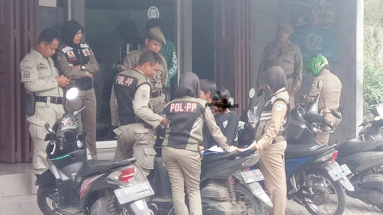 Anggota satpol PP Garut tengah mendata sejumlah pelajar yang terkena razia game online