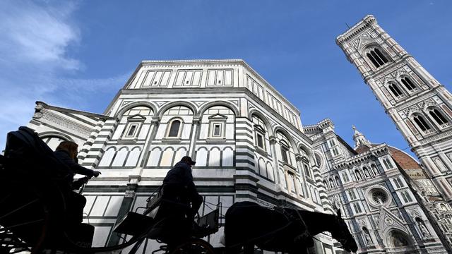 Turis Perempuan Berpose Cabul dengan Patung Ikonis di Florence Italia, Warga Minta Pelakunya Dipenjara
