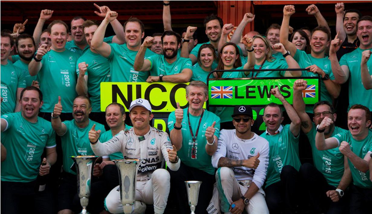 Kebahagiaan Tim Mercedes GP setelah dua pebalapnya finis 1-2 di Sirkuit Catalunya. (AP/Andres Kudacki)
