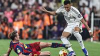 Pertandingan yang mempertemukan dua tim raksasa Spanyol dalam rivalitas klasik penuh gengsi. Duel ini menyajikan pertarungan sengit sejak menit awal hingga peluit panjang dibunyikan. Tampakk dalam foto, gelandang Barcelona asal Belanda, Frenkie De Jong (kiri) berebut bola dengan penyerang Real Madrid asal Prancis, Kylian Mbappe saat pertandingan final Piala Super Spanyol di King Abdullah Sports City Stadium, Jeddah pada Minggu 11 Januari 2026 waktu setempat atau Senin 12 Januari 2026 dini hari WIB. (Fadel SENNA/AFP)