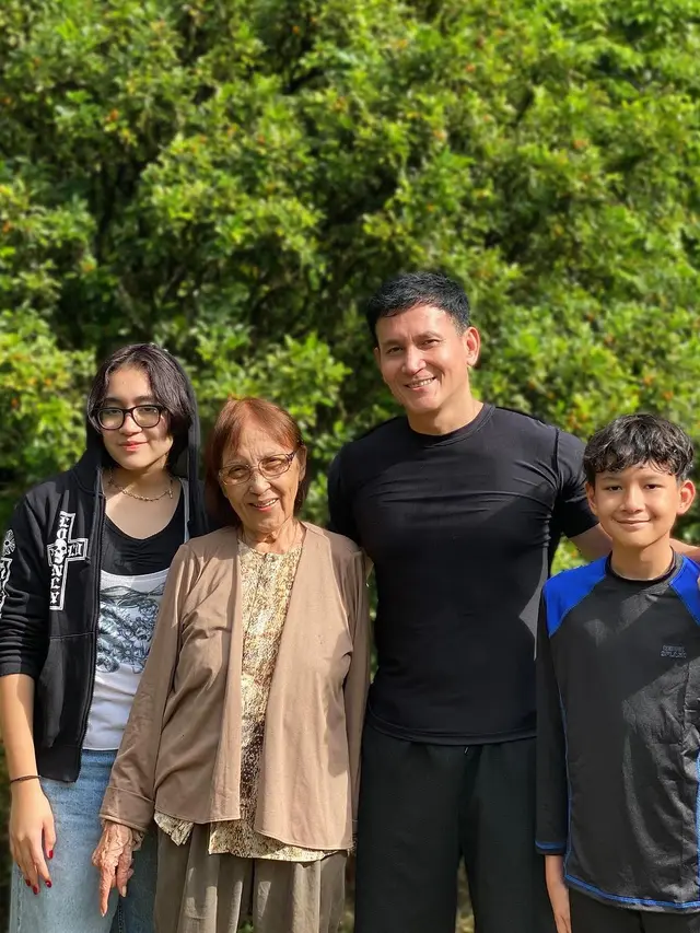 Potret Marcelino Lefrandt bersama ibu dan kedua anaknya (Sumber: Instagram/@marcelinolefrandt)