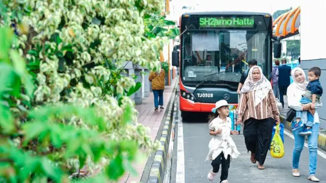 Bus TransJabodetabek SH2 (Blok M- Bandara Soekarno Hatta).