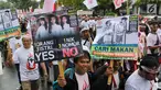 Ribuan pedagang pulsa menggeruduk Kantor Kementerian Komunikasi dan Informasi (Kemenkominfo), Jakarta, Senin (2/4). Mereka menuntut Kemenkominfo menghapuskan kebijakan pembatasan penggunaan tiga SIM card untuk satu orang. (Liputan6.com/Arya Manggala)