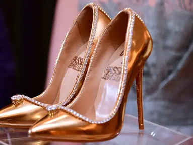 Sepasang sepatu high heels 'The Passion Diamond' dipamerkan di Burj Al Arab, Dubai, Uni Emirat Arab, Rabu (26/9). Sepatu tersebut dibanderol dengan harga 17 juta dolar Amerika, atau setara Rp 253,7 miliar. (AFP PHOTO / GIUSEPPE CACACE)