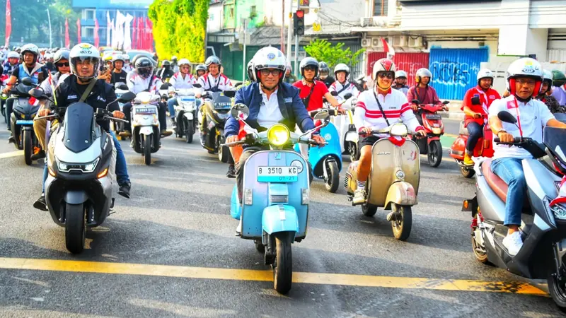 Menhub Budi Karya mengikuti Fun Ride yang diadakan oleh Asosiasi Industri Sepada Motor Listrik Indonesia (Aismoli) di Jakarta, Minggu (13/8/2023)