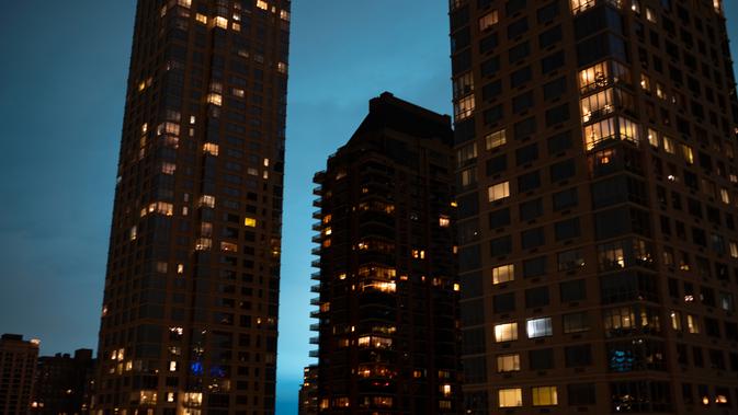 Cahaya biru di atas langit malam New York terlihat dari Upper West Side, borough Manhattan, Kamis (27/12). Ledakan yang cahayanya menerangi langit New York itu berasal trafo listrik perusahaan Con Edison di Astoria, distrik Queens.  (APCraig Ruttle)