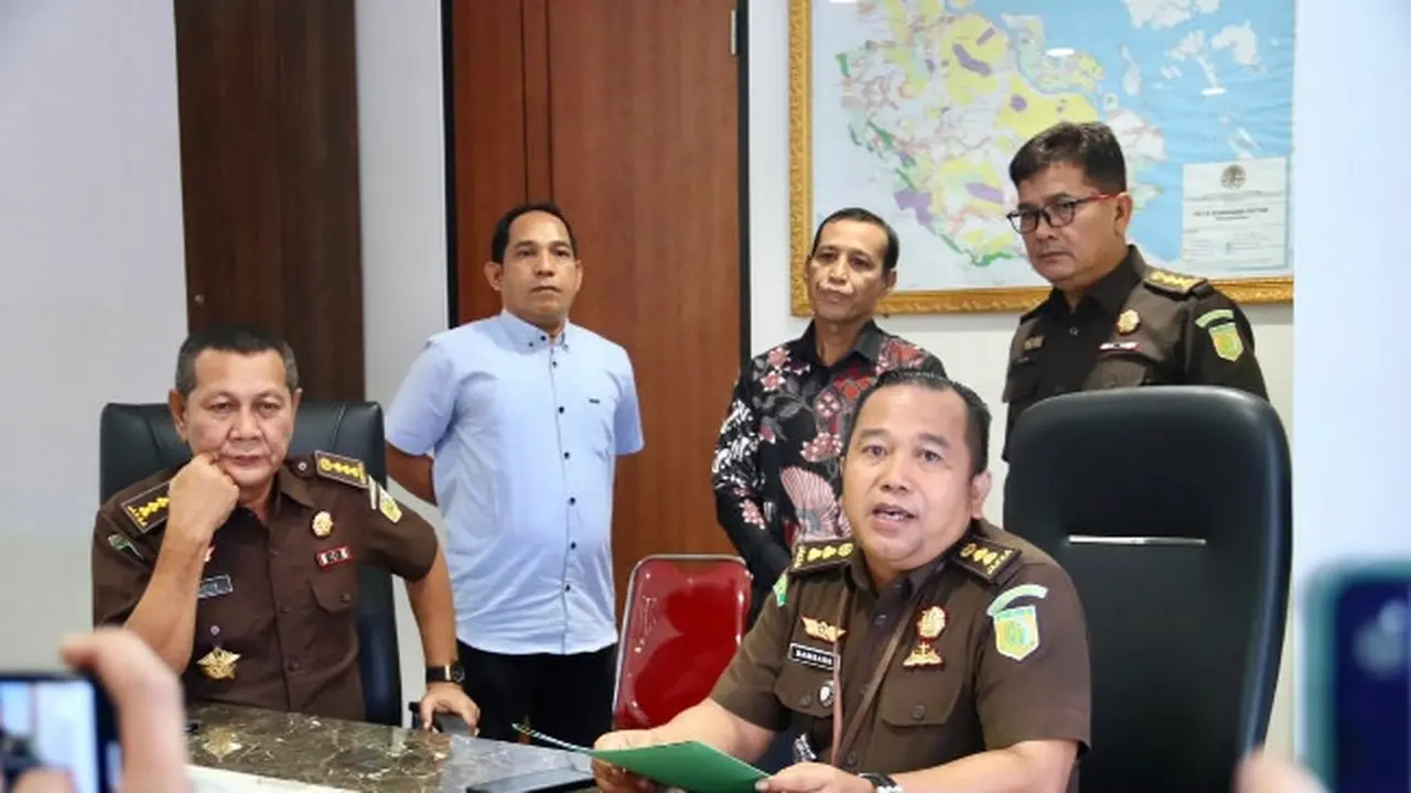 Konferensi pers penangkapan buronan Kejati Riau.
