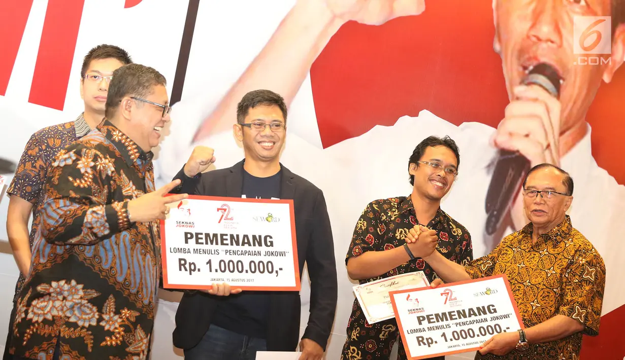 Anggota Wantimpres Sidarto Danusubroto memberikan sertifikat kepada pemenang lomba menulis bertajuk 'Pencapaian Jokowi' di Jakarta, Selasa (16/8). Sebanyak 700 penulis berpartisipasi dalam lomba tersebut. (Liputan6.com/Immanuel Antonius)