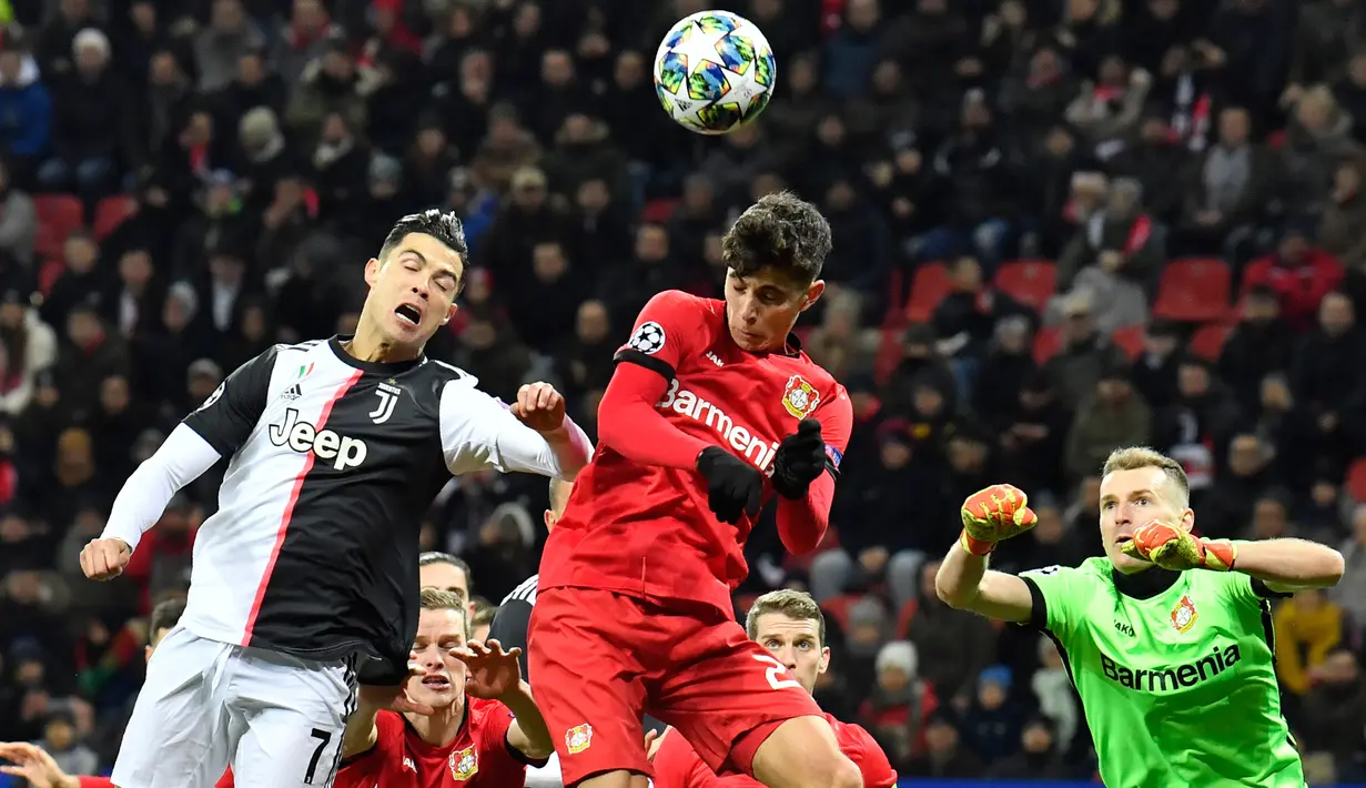 Pemain Juventus Cristiano Ronaldo (kiri) berebut bola dengan pemain Bayer Leverkusen Kai Havertz (tengah) pada pertandingan Grup D Liga Champions di Bay Arena, Leverkusen, Jerman, Rabu (11/12/2019). Gol Ronaldo dan Higuain bawa Juventus menang 2-0. (AP Photo/Martin Meissner)