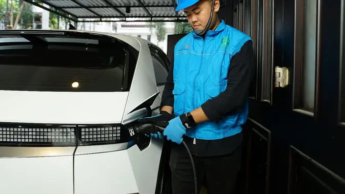 Kendaraan Bermotor Listrik Berbasis Baterai (KBLBB) atau EV.