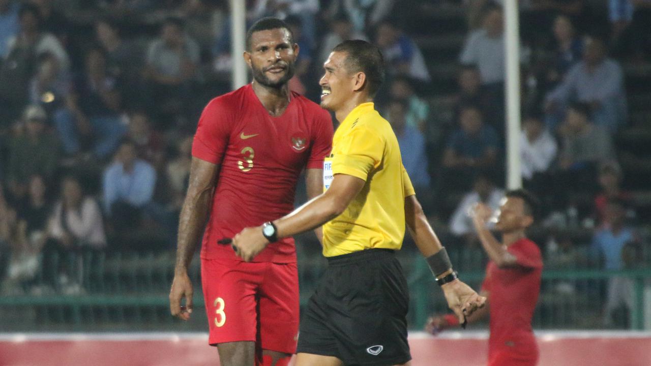 Striker Timnas Indonesia U-22, Marinus Wanewar, diskusi dengan wasit saat melawan Kamboja U-22. (Bola.com/Zulfirdaus Harahap)