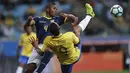 Pemain Brasil, Gabriel Jesus merebut bola dari jangkauan pemain Ekuador, Pedro Velasco (kiri) pada laga kualifikasi Piala Dunia 2018 zona CONMEBOL di Porto Alegre, Brasil, (31/8/2017). Brasil menang 2-0. (AP/Andre Penner)