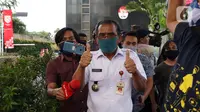 Bupati Blora, Djoko Nugroho (tengah) keluar dari gedung KPK usai menjalani pemeriksaan, Jakarta, Kamis (6/8/2020). Djoko Nugroho diperiksa sebagai saksi dalam kasus dugaan suap terkait kegiatan penjualan dan pemasaran pada PT Dirgantara Indonesia Tahun 2007-2017. (Liputan6.com/Helmi Fithriansyah)