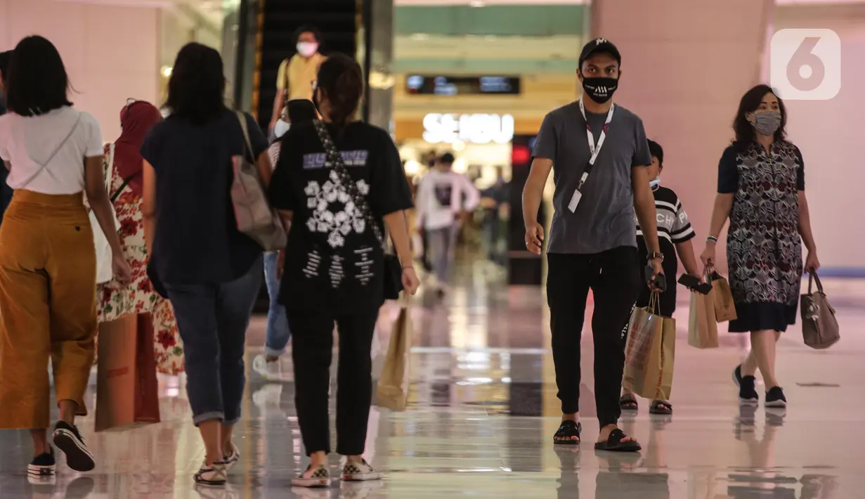 Pengunjung membawa kantong belanja dari kertas saat mengunjungi Mall Grand Indonesia, Jakarta, Rabu (1/7/2020). Hari pertama larangan penggunaan kantong plastik di Jakarta, pusat perbelanjaan ini menerapkan penggunaan kantong belanja ramah lingkungan (KBRL). (Liputan6.com/Faizal Fanani)