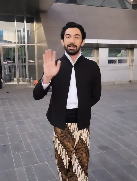 Sementara itu, Reza Rahadian mengenakan atasan hitam sebagai outer serasi dengan obinya, dipadukan inner putih lengan panjang berkerah tinggi serta kain batik sebagai bawahannya. [@officialpilarez]