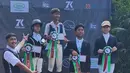 "Sama-sama juara 2 .... Ini jadi medali pertama kamu @djaluhakim ... Ayah bangga..," tulis irfanhakim75 dalam unggahan foto 3 Desember. [Instagram/irfanhakim75]