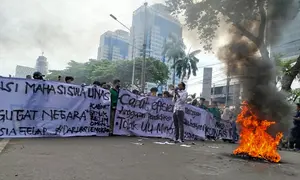Massa aksi dari sejumlah elemen mahasiswa yang tergabung dalam tergabung dalam Badan Eksekutif Mahasiswa Seluruh Indonesia (BEM SI) mulai berdatangan. Mereka hadir di Patung Kuda Arjuna Wiwaha, Jakarta Pusat pada hari ini, Kamis (20/2/2025). (Liputan6.com/Ady Anugrahadi).