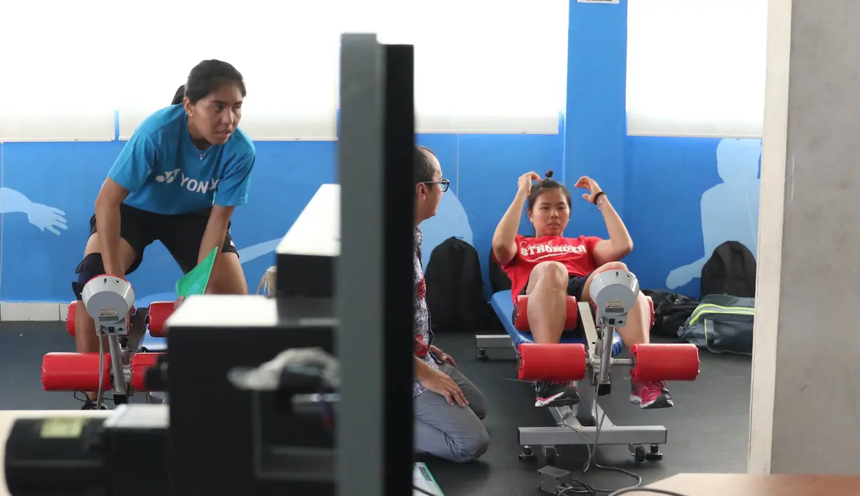 Pebulu Tangkis Indonesia, Greysia Polii dan Nitya Krishinda Maheswari melakukan test Sport Science sebagai persiapan menuju Olympiade Rio De Jeneiro 2016 di Gedung PP ITKON, Satlak Prima, Jakarta, Kamis (07/01/2016). (Bola.com/Nicklas Hanoatubun) 
