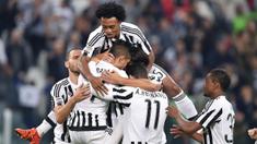 Para pemain Juventus merayakan gol Paul Dybala  dalam lanjuta Liga Serie A di Juventus Stadium,Turin, Senin (05/102015). Juventus menang 3-1.(EPA/Di Marco)