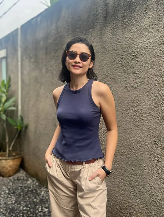Biasa tampil dengan busana yang simpel, pemeran Sherly dalam film Teka Teki Tika ini kerap banjir pujian di media sosial Instagram. Dalam kesehariannya ia pun masih rajin berolahraga dalam menjaga kebugaran tubuh. (Liputan6.com/IG/@jenny_zhangwiradinata)