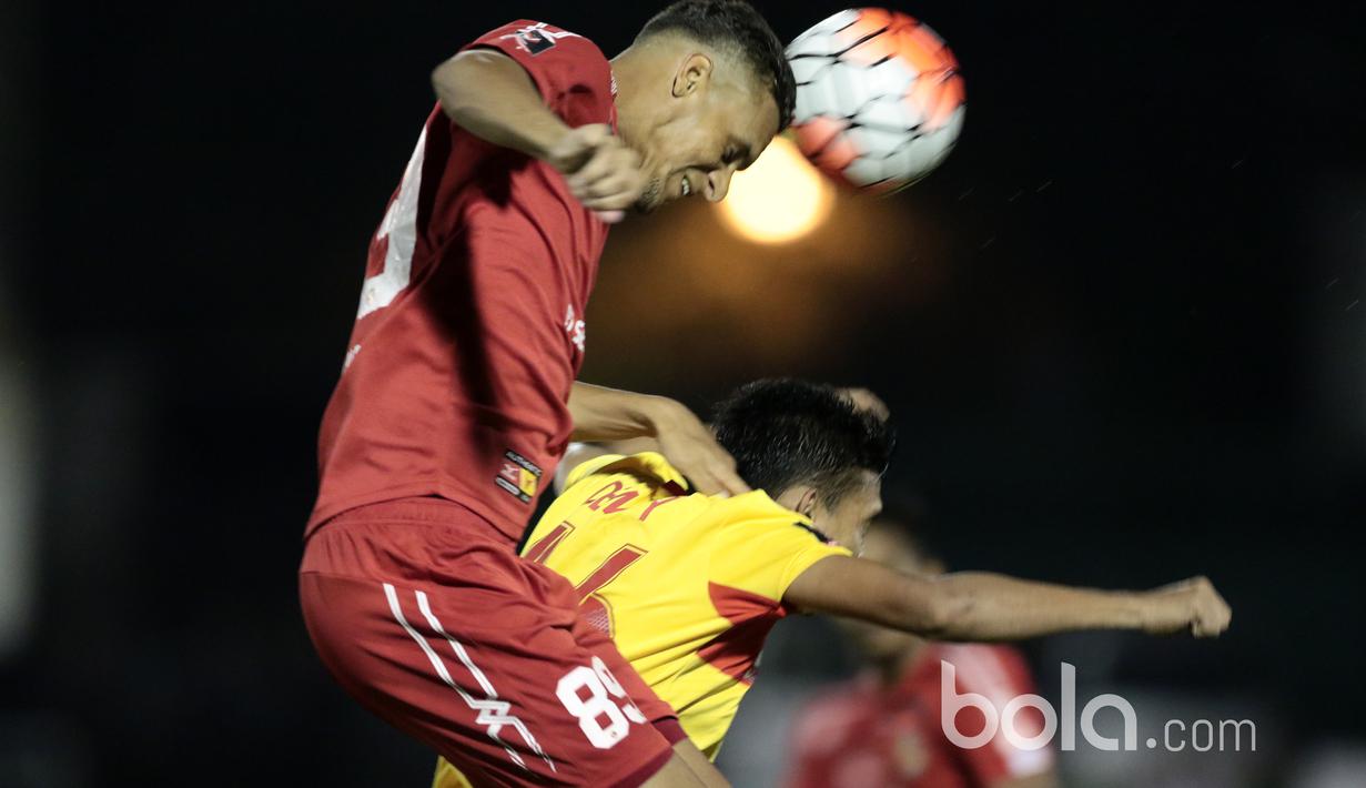 Pemain Semen Padang, Cassio De Jesus (kiri) berebut bola dengan pemain Bhayangkara FC, Dendy Sulistiyawan pada babak delapan besar Piala Presiden 2017 di Stadion Manahan, Solo. Jumat (26/2/2017). (Bola.com/Nicklas Hanoatubun)