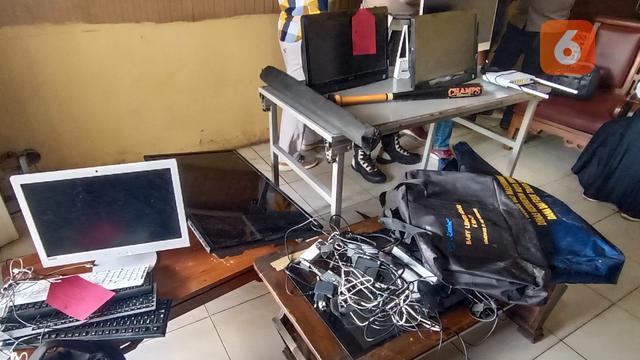 Barang Bukti Komputer Yang Di Curi. (Rabu, 01/12/2021). (Liputan6.com/Yandhi Deslatama).