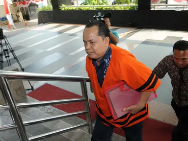 Mantan Wakil Direktur Keuangan RSUD M Yunus Bengkulu Edy Santoni (depan) saat tiba di Gedung KPK, Jakarta, Jumat (19/8). Edy Santoni diperiksa sebagai saksi terkait kasus dugaan suap  RSUD M Yunus Bengkulu tahun 2011 .(Liputan6.com/Helmi Afandi)