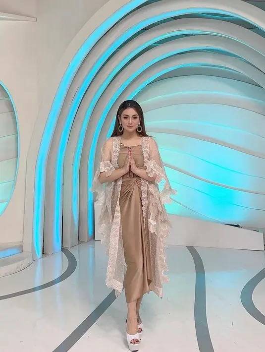 <p>Atau bisa juga tiru gaya Celine Evangelista yang memadukan dress satin dengan outerwear berbahan tulle dan aksen brokat ini. (Instagram/celine_evangelista).</p>