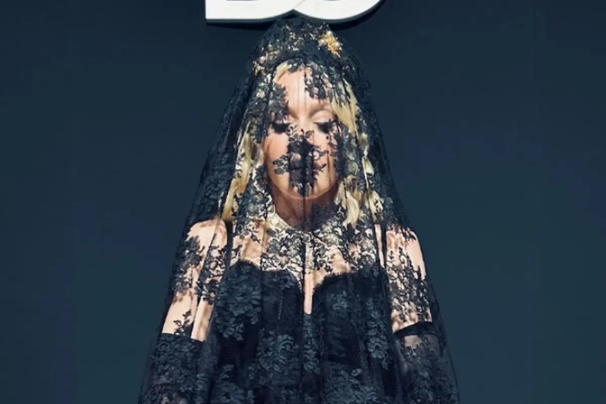 Gaya Dramatis Madonna di Milan Fashion Week