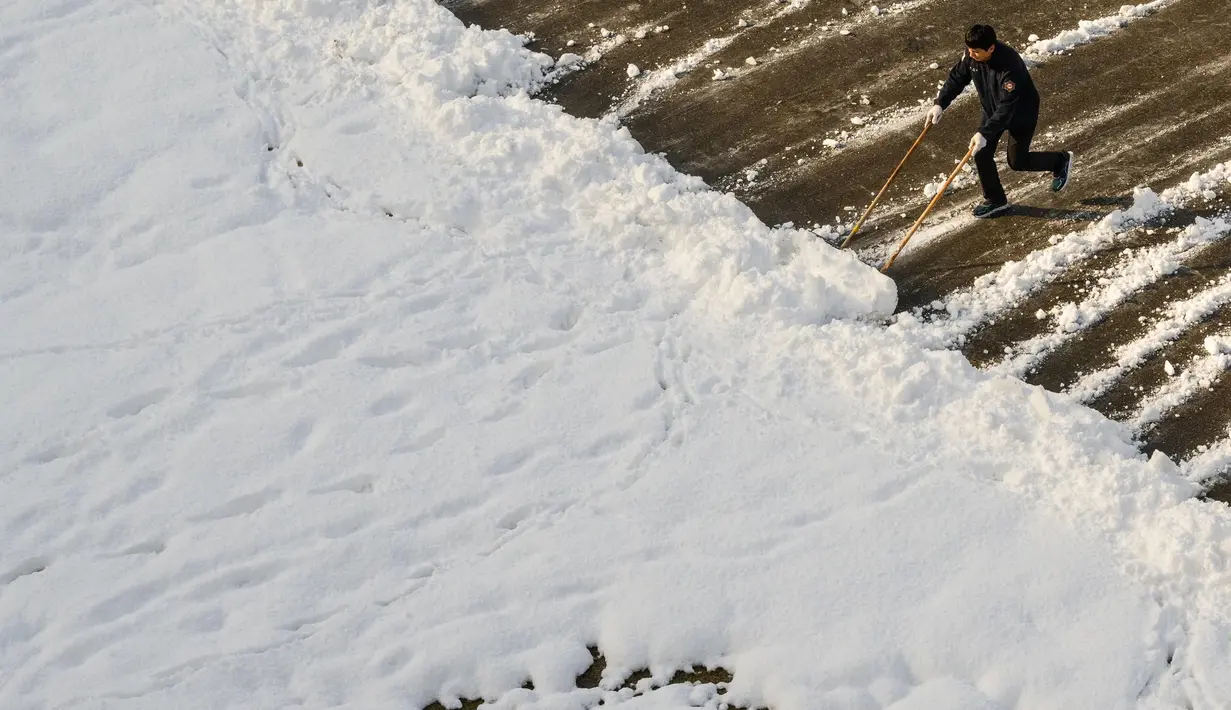 Salju setebal sekitar 40 cm memenuhi sebagian wilayah di Ibu Kota Korea Selatan, Seoul. (ANTHONY WALLACE/AFP)