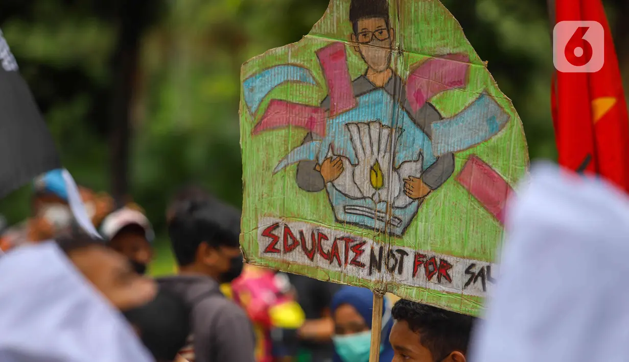 Aksi massa yang tergabung dalam Koalisi Rakyat Menolak Penggusuran (KRMP) di depan Balai Kota DKI Jakarta, Kamis (24/2/2022). Mereka juga menuntut mmebuat peraturan yang mengatur perlindungan HAM warga terdampak penggusuran, serta peta jalan reforma agraria di Jakarta. (Liputan6.com/Herman Zakharia)