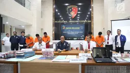 Karopenmas Divisi Humas Polri Brigjen Pol Dedi Prasetyo (tengah) memberikan keterangan saat rilis kasus penipuan jaringan internasional di Bareskrim Polri, Jakarta, Rabu (7/7/2019). (Liputan6.com/Immanuel Antonius)