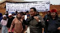 Demonstrasi yang warga kelurahan Limo, Kecamatan Limo, Kota Depok yang tergusur untuk proyek tol Cisalak Jagorawi seksi 3, Senin (8/5/2023).