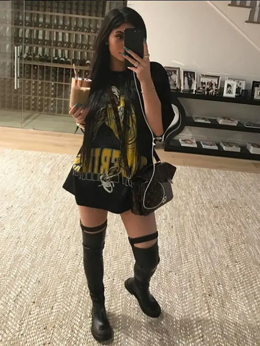 Beberapa bulan ini diketahui Kylie dan Chyna memang memiliki hubungan yang akrab, meskipun Kylie adalah kekasih mantan pasangan Chyna, Tyga. Apapun mereka lakukan dan perbincangkan bersama. (Instagram/Kyliejenner)