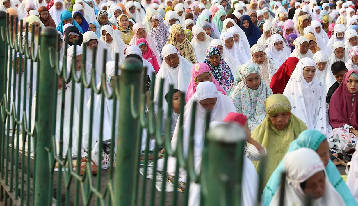 Umat muslim salat id Hari Raya Idul Fitri 1 Syawal 1439 H di kawasan Senen, Jakarta, Jumat (15/6). Setiap tahun, umat muslim antusias melaksanakan salat id dengan memadati jalan-jalan di sekitar stasiun dan pasar tersebut. (Liputan6.com/Immanuel Antonius)