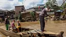 Sejumlah warga menyeberang dengan menggunakan perahu eretan di sungai Ciliwung, Manggarai, Jakarta, Kamis (24/4/14). (Liputan6.com/Faizal Fanani)