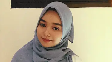 Penampilan pedangdut Aulia memang tak pernah mengecewakan. Aksinya di atas panggung selalu totalitas. Namun tak hanya cantik dengan kostum panggung, ia juga menawan dengan balutan hijab. (Liputan6.com/IG/@da4_aulia)