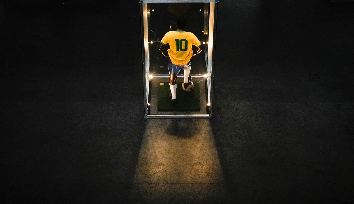 Patung legenda sepak bola Brasil seukuran aslinya dipajang di Museum Pele, Santos, Brasil, 26 Desember 2022. Di museum ini para pengunjung bisa melihat lebih dari 2.500 benda yang memiliki kaitan dengan karier Pele. (AP Photo/Matias Delacroix)