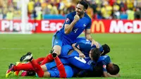 Pemain Prancis merayakan gol Dimitri Payet saat melawan Rumania di Euro 2016, Stade de France, Prancis (11/6). Prancis menang dramatis di menit-menit akhir dengan skor 2-1. (Reuters/ Christian Hartmann)