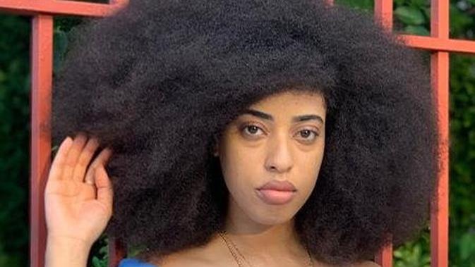 Simone Williams, pemegang rekor dunia untuk pemilik rambut afro terbesar di dunia menurut Guinness World Record (kredit: Guinness World Record)
