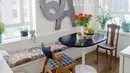 Masih memanfaatkan nook. Anda bisa menggabungkan sofa sekaligus dengan meja makan (foto: houzz.com)