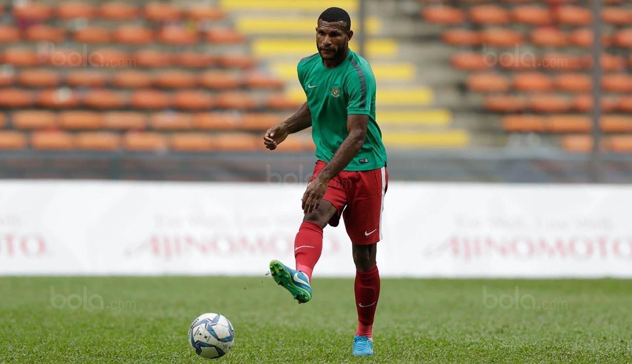 Striker Timnas Indonesia, Marinus Wanewar, melakukan latihan jelang laga melawan Kamboja  di Stadion Shah Alam, Selangor, Kamis, (24/8/2017). Indonesia akan menjalani laga penentuan melawan Kamboja. (Bola.com/Vitalis Yogi Trisna)