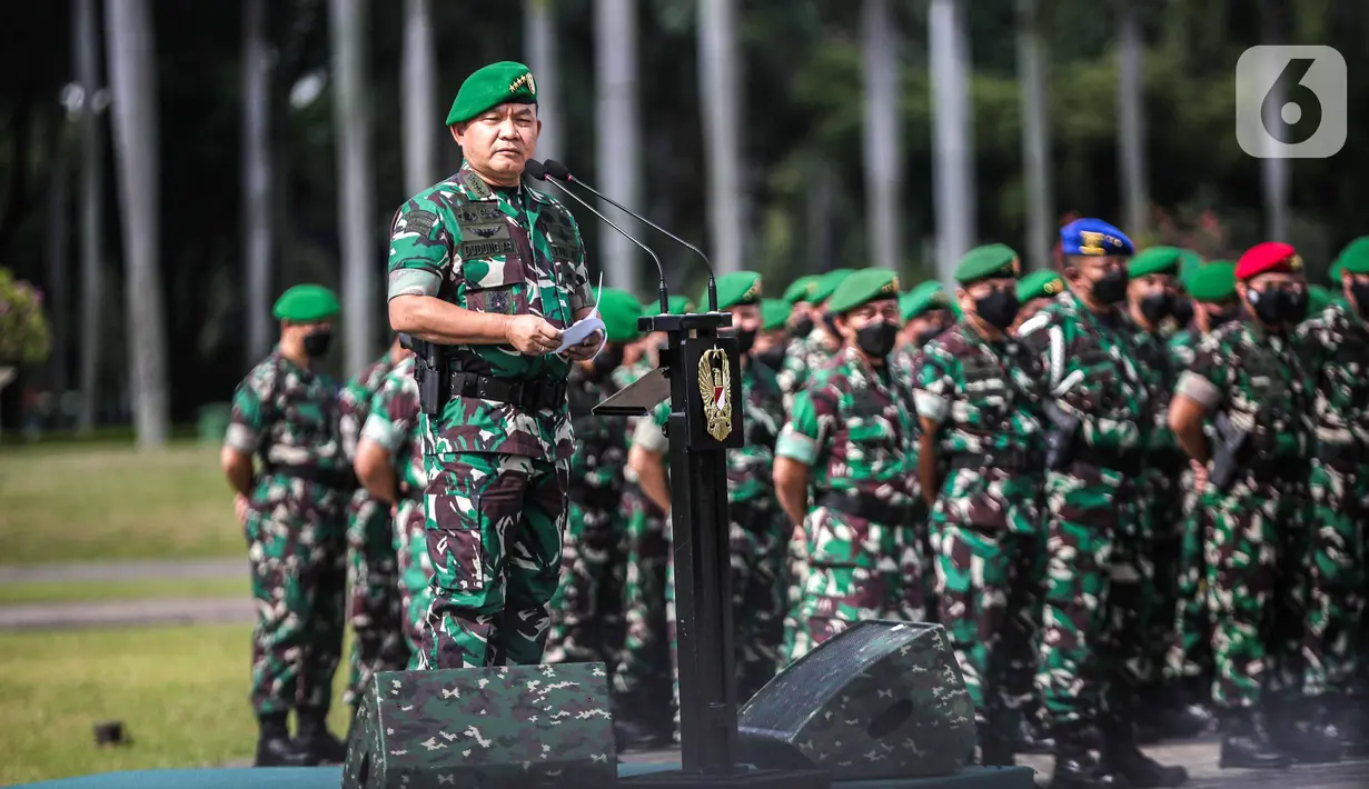 Kepala Staf Angkatan Darat (KSAD) Jenderal Dudung Abdurachman memimpin Apel Gelar Pasukan Jajaran TNI AD di Lapangan Monas, Jakarta, Selasa (25/1/2022). Pasukan TNI AD dan Alutsista dipamerkan saat mengikuti gelar apel pasukan. (Liputan6.com/Faizal Fanani)